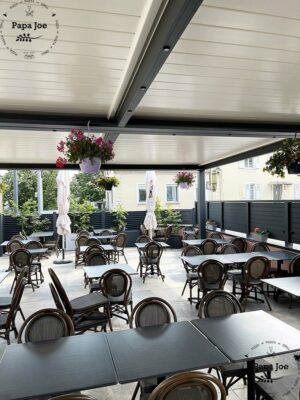 Terrasse couverte du restaurant italien Papa Joe à Cernay dans le Haut-Rhin en Alsace
