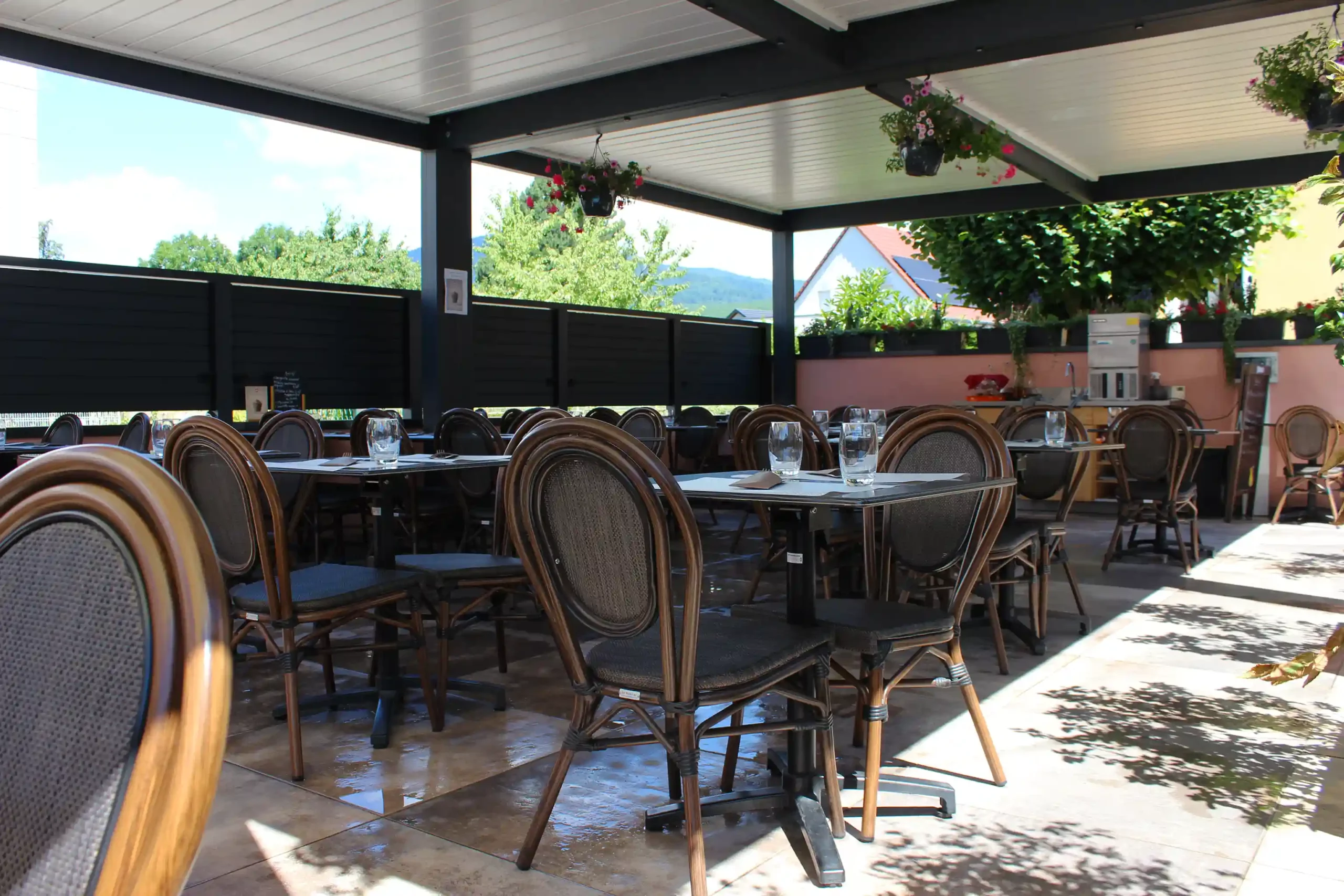 Terrasse couverte du restaurant italien Papa Joe à Cernay dans le Haut-Rhin en Alsace