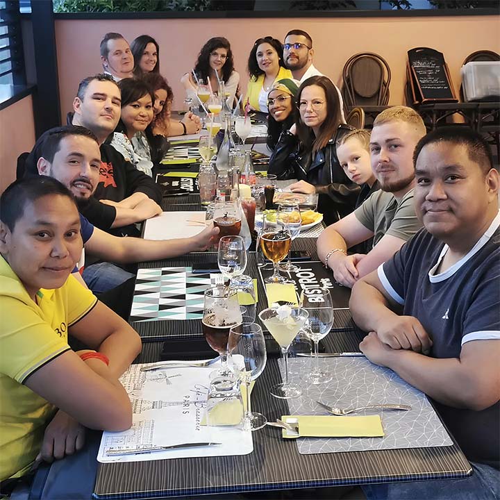 Groupe de touristes au restaurant Papa Joe Groupe de touristes au restaurant Papa Joe Cernay