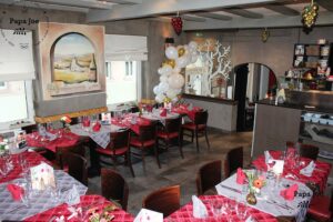 Photo d'une des salles du restaurant pour une privatisation lors d'un anniversaire au Restaurant Papa Joe Cernay, photo prise par l'agence web Kodeeus.