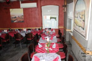 Photo d'une des salles du restaurant pour une privatisation lors d'un anniversaire au Restaurant Papa Joe Cernay, photo prise par l'agence web Kodeeus.