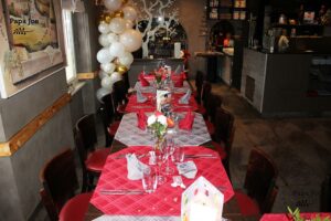 Photo d'une des salles du restaurant pour une privatisation lors d'un anniversaire au Restaurant Papa Joe Cernay, photo prise par l'agence web Kodeeus.