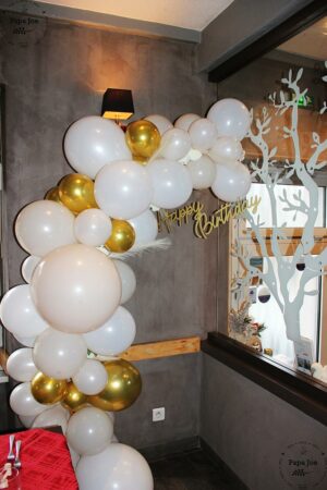 Photo d'une des salles du restaurant pour une privatisation lors d'un anniversaire au Restaurant Papa Joe Cernay, photo prise par l'agence web Kodeeus.