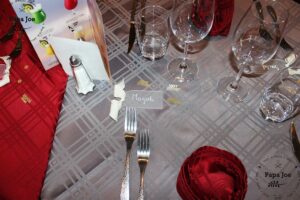 Photo d'une des salles du restaurant pour une privatisation lors d'un anniversaire au Restaurant Papa Joe Cernay, photo prise par l'agence web Kodeeus.